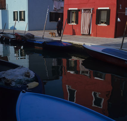 Mann mit Hund in Burano, Venedig